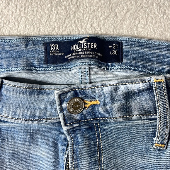 Hollister Jean - Picture 2 of 4